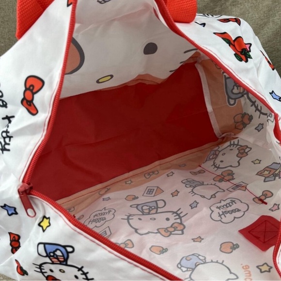 NEW Hello Kitty Large Weekender Bag - Picture 3 of 6